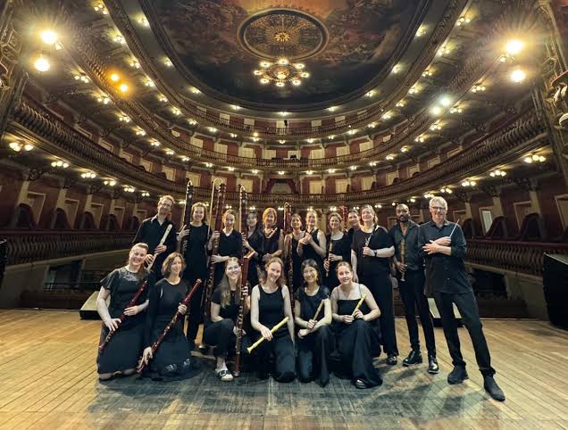 Unblocked Orchestra in einem prachtvollen Theatersaal